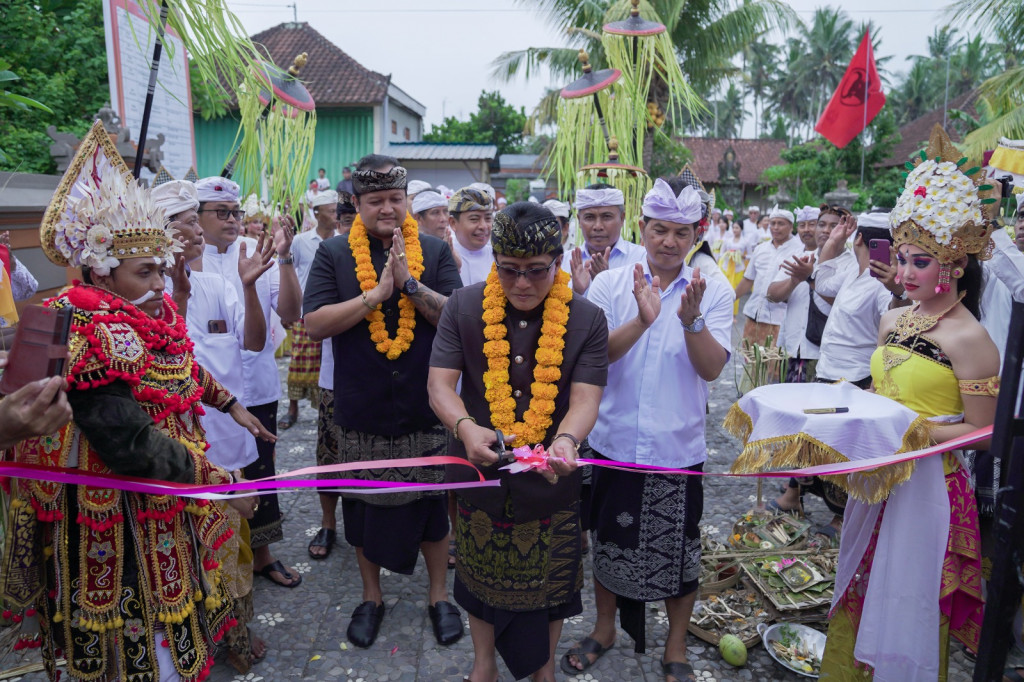 Bupati Giri Prasta Hadiri Peresmian Balai Banjar dan Balai Serbaguna Banjar Lebah Pangkung